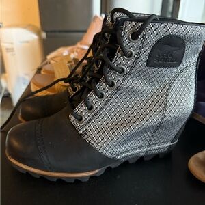 Sorel Black and White Textured Boots size 8.5